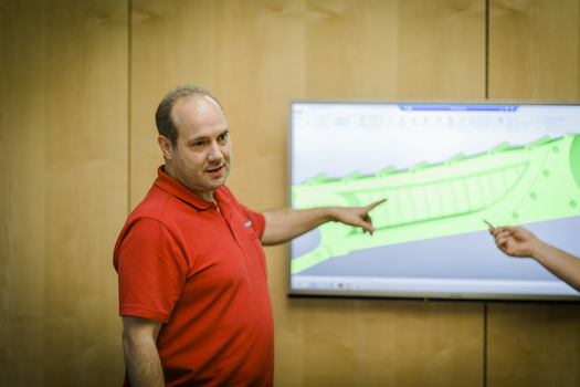 Mann zeigt auf 3D-CAD-Modell auf Bildschirm.JPG